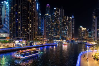 Dubai, Birleşik Arap Emirlikleri - 12 Mart 2023: Dubai gökdelenlerinin bir gece boyunca Dubai Marina 'da yürüyüşü.