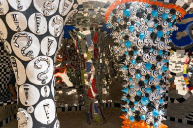 Capalbio, İtalya-Ağustos 11, 2020: güneşli bir günde Capalbio 'nun renkli tarot bahçesini ziyaret edin. Tarot Bahçesi, Niki de Saint Phalle tarafından oluşturulan ezoterik tarot kartlarına dayanan bir heykel bahçesidir.