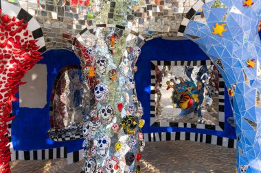 Capalbio, İtalya-Ağustos 11, 2020: güneşli bir günde Capalbio 'nun renkli tarot bahçesini ziyaret edin. Tarot Bahçesi, Niki de Saint Phalle tarafından oluşturulan ezoterik tarot kartlarına dayanan bir heykel bahçesidir.