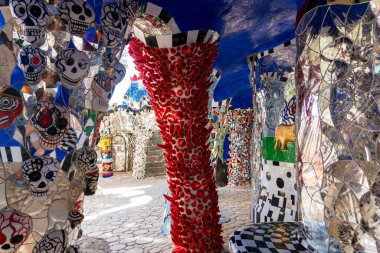 Capalbio, İtalya-Ağustos 11, 2020: güneşli bir günde Capalbio 'nun renkli tarot bahçesini ziyaret edin. Tarot Bahçesi, Niki de Saint Phalle tarafından oluşturulan ezoterik tarot kartlarına dayanan bir heykel bahçesidir.