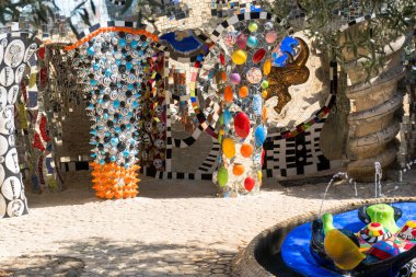 Capalbio, İtalya-Ağustos 11, 2020: güneşli bir günde Capalbio 'nun renkli tarot bahçesini ziyaret edin. Tarot Bahçesi, Niki de Saint Phalle tarafından oluşturulan ezoterik tarot kartlarına dayanan bir heykel bahçesidir.