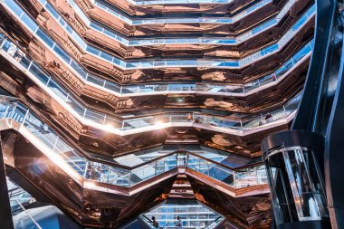 New York City, ABD - 9 Ağustos 2019: Güneşli bir günde Manhattan 'daki The Vessel adlı mimari yapının görüntüsü