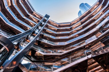 New York City, ABD - 9 Ağustos 2019: Güneşli bir günde Manhattan 'daki The Vessel adlı mimari yapının görüntüsü