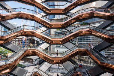 New York City, ABD - 9 Ağustos 2019: Güneşli bir günde Manhattan 'daki The Vessel adlı mimari yapının görüntüsü