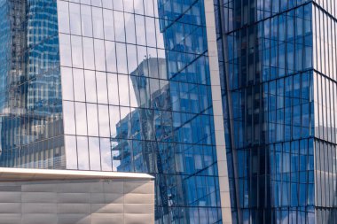 New York City, ABD - 9 Ağustos 2019: Güneşli bir günde Manhattan 'daki The Vessel adlı yapıdan gökdelenlerin görüntüsü