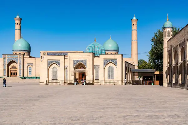 Taşkent, Özbekistan-Ağustos 11, 2023: Güneşli bir günde Hazrati İmam kompleksinin manzarası. Kompleks, Taşkent 'teki bir dizi dini binanın yer aldığı bir kare.
