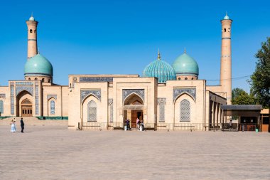 Taşkent, Özbekistan-Ağustos 11, 2023: Güneşli bir günde Hazrati İmam kompleksinin manzarası. Kompleks, Taşkent 'teki bir dizi dini binanın yer aldığı bir kare.