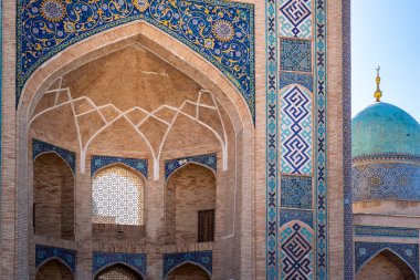 Taşkent, Özbekistan-11 Ağustos 2023: Güneşli bir günde Tillya Şeyh Camii 'nin girişine bakınız. Kompleks, Taşkent' teki bir dizi dini binanın yer aldığı bir meydan.