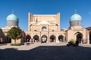 Taşkent, Özbekistan-11 Ağustos 2023: Güneşli bir günde Tillya Şeyh Camii 'nin girişine bakınız. Kompleks, Taşkent' teki bir dizi dini binanın yer aldığı bir meydan.