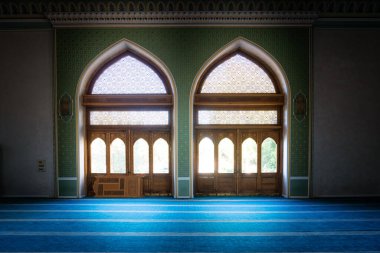 Taşkent, Özbekistan-Ağustos 11, 2023: Güneşli bir günde Hazretli İmam kompleksindeki Khazrati İmam Camii 'nin içinde. Kompleks, Taşkent' teki bir dizi dini binanın yer aldığı bir meydan.