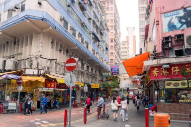 Hong Kong, 26 Mart 2019: Bulutlu bir günde günlük yaşam ve Hong Kong gökdelenleri