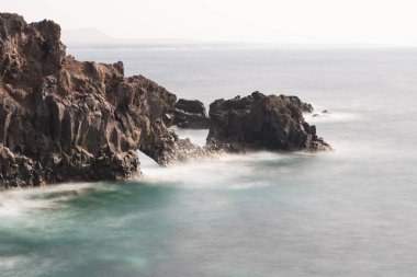 Lanzarote 'de güneşli bir günde Los Ervideros adında bir kıyı şeridi.