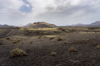 Los Cuervos Volkanı, güneşli bir günde kayalarla kaplı çorak bir bölgede ziyaret edilebilen bir kalderadır.
