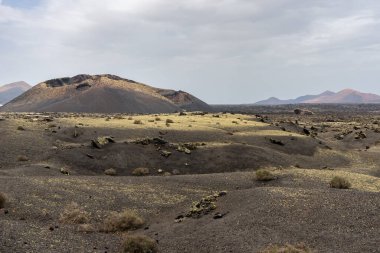 Los Cuervos Volkanı, güneşli bir günde kayalarla kaplı çorak bir bölgede ziyaret edilebilen bir kalderadır.