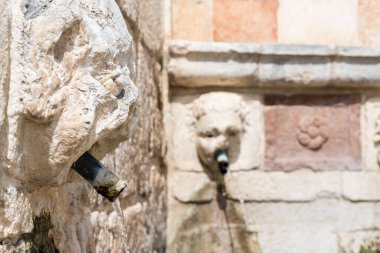 L 'Aquila, İtalya-Ağustos 11, 2021: Güneşli bir günde 99 Ocağın Çeşmesi