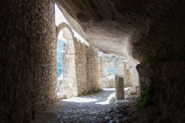 L 'Aquila, İtalya-Ağustos 12, 2021: Kutsal Ruh' un Hermitage 'ının kalıntıları. Eski bir kilise, iyi korunmuş bir fresk, sunak ve münzevi hücreleriyle bir uçuruma kazılmış..