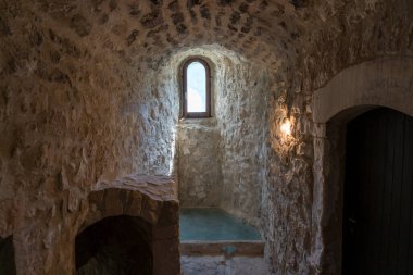 L 'Aquila, İtalya-Ağustos 12, 2021: Kutsal Ruh' un Hermitage 'ının kalıntıları. Eski bir kilise, iyi korunmuş bir fresk, sunak ve münzevi hücreleriyle bir uçuruma kazılmış..