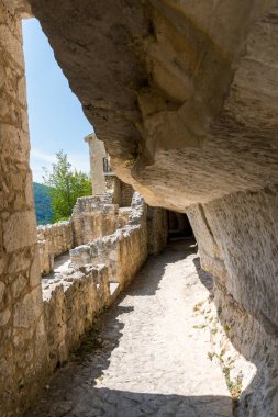 L 'Aquila, İtalya-Ağustos 12, 2021: Kutsal Ruh' un Hermitage 'ının kalıntıları. Eski bir kilise, iyi korunmuş bir fresk, sunak ve münzevi hücreleriyle bir uçuruma kazılmış..