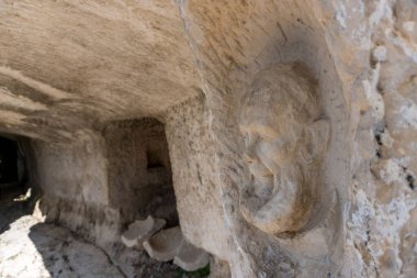 L 'Aquila, İtalya-Ağustos 12, 2021: Kutsal Ruh' un Hermitage 'ının kalıntıları. Eski bir kilise, iyi korunmuş bir fresk, sunak ve münzevi hücreleriyle bir uçuruma kazılmış..