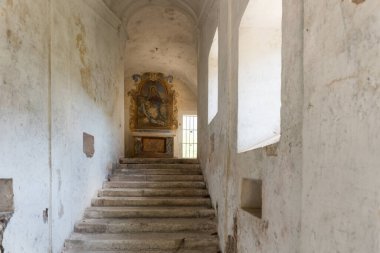 L 'Aquila, İtalya-Ağustos 12, 2021: Kutsal Ruh' un Hermitage 'ının kalıntıları. Eski bir kilise, iyi korunmuş bir fresk, sunak ve münzevi hücreleriyle bir uçuruma kazılmış..
