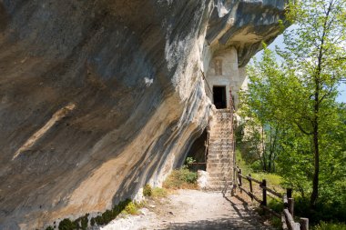 L 'Aquila, İtalya-Ağustos 12, 2021: Kutsal Ruh' un Hermitage 'ının kalıntıları. Eski bir kilise, iyi korunmuş bir fresk, sunak ve münzevi hücreleriyle bir uçuruma kazılmış..