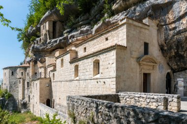 L 'Aquila, İtalya-Ağustos 12, 2021: Kutsal Ruh' un inzivası iyi korunmuş bir freski, sunak ve münzevi hücreleri olan eski bir kilise bir uçurumun içine gömüldü..