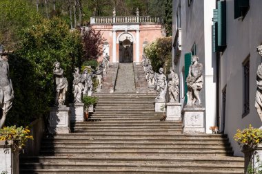 Monselice, İtalya-16 Nisan 2023: Güneşli bir günde Monselice 'de kutsal yoldaki tarihi villanın merdiven manzarası