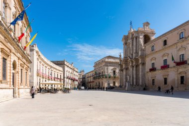Syracuse, İtalya-9 Mayıs 2022: Güneşli bir günde Kutsal Meryem 'in Doğuşu Katedrali' nin bulunduğu katedral meydanı