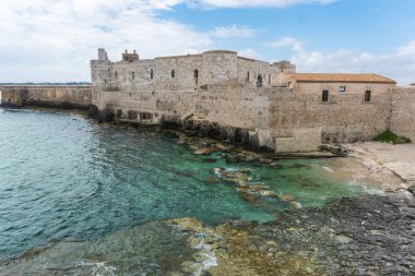 Syracuse, İtalya-9 Mayıs 2022: Güneşli bir günde Ortigia Adası 'ndaki ünlü Maniace Kalesi' nin manzarası