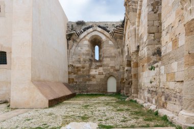 Syracuse, İtalya-9 Mayıs 2022: Güneşli bir günde, Ortigia 'daki ünlü Maniace Kalesi' nin içinde.