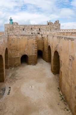 Syracuse, İtalya-9 Mayıs 2022: Güneşli bir günde, Ortigia 'daki ünlü Maniace Kalesi' nin içinde.