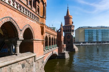 Berlin, Almanya-Ağustos 10, 2022: Güneşli bir günde Berlin 'deki Oberbaum Köprüsü