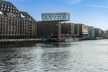 Berlin, Almanya-Ağustos 10, 2022: Güneşli bir günde Berlin 'deki Oberbaum Köprüsü' nden nehir kenarının görüntüsü