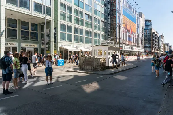 Berlin, Almanya-Ağustos 10, 2022: Turistler bulutlu bir günde Berlin 'deki ünlü Charlie Kontrol Noktasında fotoğraf kuyruğu oluşturuyorlar