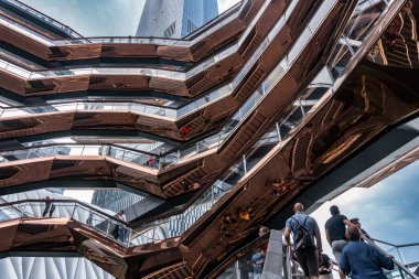 New York City, ABD - 9 Ağustos 2019: Güneşli bir günde Manhattan 'daki The Vessel adlı mimari yapının görüntüsü