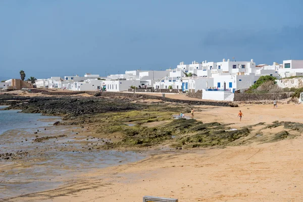 Caleta del Sebo, İspanya - 14 Ağustos 2018: güneşli bir günde Graciosa adasındaki Caleta del Sebo kasabasının manzarası