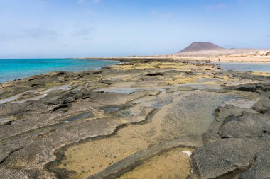 Güneşli bir günde Graciosa adasındaki Playa del Salado manzarası