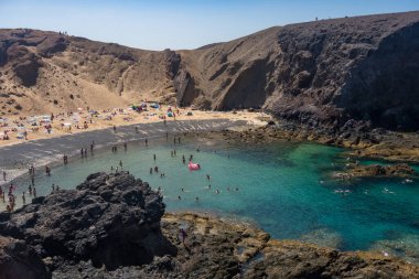 Lanzarote, İspanya - 15 Ağustos 2018: Güneşli bir günde Papagayo sahilinin en güzel plajlarından biri