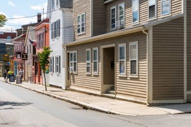 Salem, ABD - 11 Ağustos 2019: Güneşli bir günde Salem, Massachusetts 'te yürümek