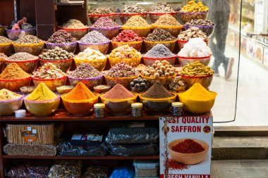 Dubai, Birleşik Arap Emirlikleri - 13 Mart 2023: Dubai 'de bulutlu bir günde Grand souq Deira' da baharatlar sergileniyor