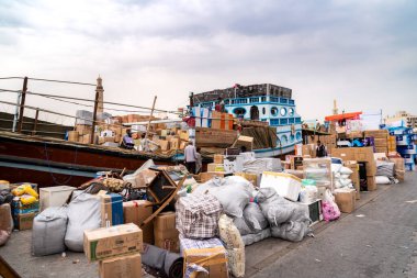 Dubai, Birleşik Arap Emirlikleri - 13 Mart 2023: Deira Old Souk Deniz Taşımacılık İstasyonu 'ndaki demirlemiş gemilerde insanlar çalışıyor