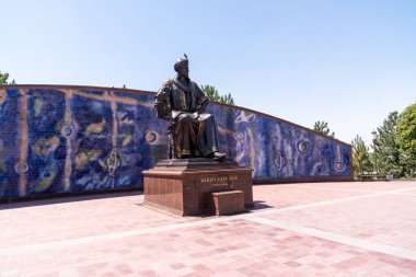 Taşkent, Özbekistan-Ağustos 12, 2023: Güneşli bir günde Taşkent 'te Mirzo Ulugbek anıtının manzarası