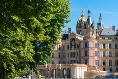 Schwerin, Almanya-11 Ağustos 2022: İnsanlar Schwerin Gölü 'ndeki Schwerin Kalesi' ni güneşli bir günde ziyaret ediyorlar.