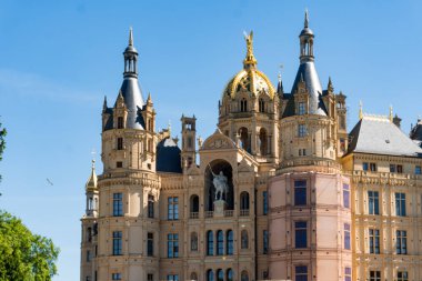 Schwerin, Almanya-11 Ağustos 2022: Schwerin Kalesi 'nin özellikle güneşli bir günde Schwerin Gölü' nde bulunan bir adası.