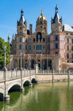 Schwerin, Almanya-11 Ağustos 2022: İnsanlar Schwerin Gölü 'ndeki Schwerin Kalesi' ni güneşli bir günde ziyaret ediyorlar.