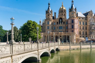 Schwerin, Almanya-11 Ağustos 2022: İnsanlar Schwerin Gölü 'ndeki Schwerin Kalesi' ni güneşli bir günde ziyaret ediyorlar.