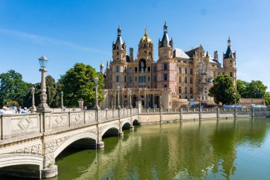 Schwerin, Almanya-11 Ağustos 2022: İnsanlar Schwerin Gölü 'ndeki Schwerin Kalesi' ni güneşli bir günde ziyaret ediyorlar.