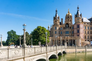 Schwerin, Almanya-11 Ağustos 2022: İnsanlar Schwerin Gölü 'ndeki Schwerin Kalesi' ni güneşli bir günde ziyaret ediyorlar.