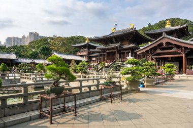 Hong Kong, 27 Mart 2019: İnsanlar bulutlu bir günde Hong Kong 'daki Chi Lin Nunnery' i ziyaret ediyor.