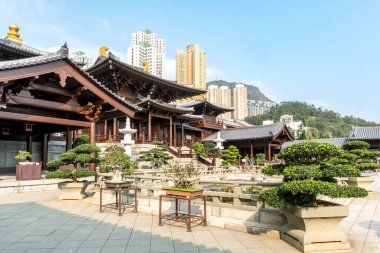 Hong Kong, 27 Mart 2019: İnsanlar bulutlu bir günde Hong Kong 'daki Chi Lin Nunnery' i ziyaret ediyor.